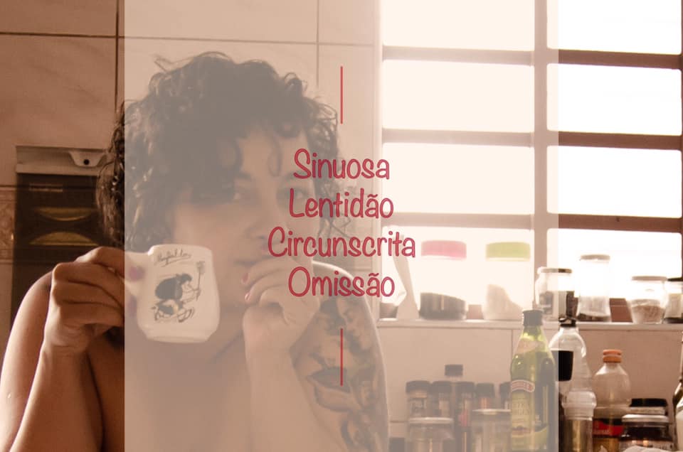 como pano de fundo, um auto-retrato meu, na minha cozinha, tomando café. Em primeiro plano, as palavras
sinuosa, lentidão circunscrita omissão